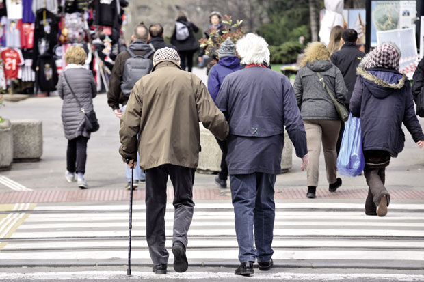 Пензионери у шетњи, отварају се радње, полицијски час од 18 часова: Почиње постепено ублажавање строгих мера 